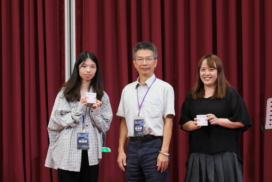 CVGIP 2026 電腦視覺、圖學暨影像處理研討會，三位與會者於紅色布幕前合影，其中兩人手持抽獎獎券。