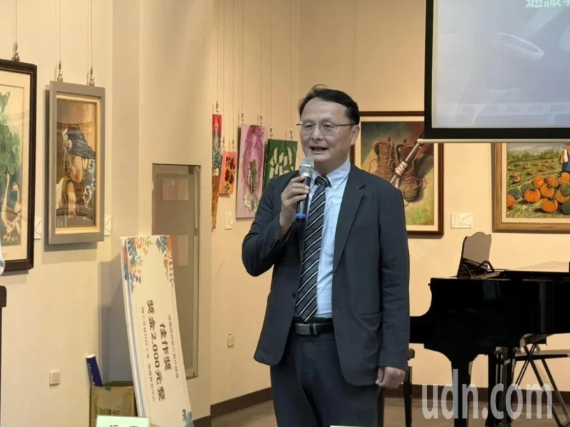「AI素養納入必修課程」報導配圖：張傳育校長手持麥克風發言，後方為藝術作品與投影畫面。