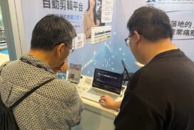 2026年AI展，展位人員透過筆記型電腦向參觀者示範AI訪談影片自動剪輯平台