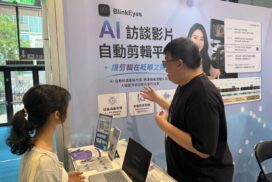2026年AI展，展位人員向參觀者介紹AI訪談影片自動剪輯平台的功能。