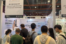 2026年AI展，多名參觀者聚集於雲科大智慧辨識產業服務研究中心展位，聆聽AI技術介紹。
