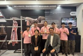 台灣創新展，參展團隊與來賓於AI豬隻瘦肉量自動化檢測系統展位前合影。